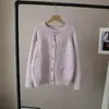Suéter cárdigan versátil de punto jacquard bordado de cuello redondo, corte holgado adelgazante para mujer, nuevo estilo otoño e invierno 2025, abrigo suave y delicado