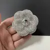 6,6 cm de comprimento flor de strass de alta qualidade Camélia flor de couro anti-veludo para lapela corsage clip formato de flor base com broche de alta qualidade