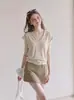 Top de punto simple con cuello en V y bordes naturales enrollados, camiseta de manga corta para mujer, top versátil casual holgado para el verano, adelgazante con pequeñas mangas acampanadas