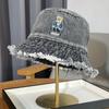 Sombrero de Pescador de Mezclilla Lavada para Mujer Primavera Nuevo Estilo Bordado de Oso Lindo Sombrero de Cubo para Cabeza Grande para Cubrir la Cara y Sombrero de Protección Solar Moderno