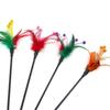Palo para gatos con plumas nuevo transfronterizo varilla de plástico bola de ratán con plumas palo para gatos palo resistente a mordeduras de gato Palo interactivo para gatos venta al por mayor