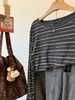 Blusa de Tricô Gola Redonda Manga Longa Listrada Cinza Carvão Estilo Coreano para Mulheres, Início do Outono, Pode Ser Usada Sozinha, Estilo Preguiçoso, Blusa Base Solta