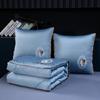Colcha de almofada de seda gelada dupla face de verão transfronteiriça, colcha de dupla finalidade para armazenamento e ar condicionado, colcha com som de agitação fria e mesma almofada