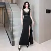 Vestido de noche rojo sin mangas con escote en V profundo, con aplicaciones de encaje, una abertura y silueta de sirena, creando un vestido elegante y que favorece la figura para ocasiones formales