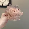 Dulce y delicada liga para el cabello de malla floral con cristales para coletas y moños, un accesorio para el cabello moderno y sofisticado