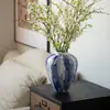 Vaso de Cerâmica Moderno Minimalista Jingdezhen Armário de Exibição Recipiente para Arranjo de Flores Azuis Prateleira de Exibição para Sala de Estar Itens de Decoração de Alto Padrão