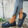 Estilo europeu e americano, sapatos baixos redondos da moda para tamanhos grandes, design slip-on, fivela de metal retrô, sapatos casuais, disponíveis para venda transfronteiriça