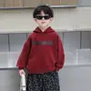 Conjunto de Primavera para Niños 2026 Nuevo Ropa Infantil Genial y Elegante Sudadera de Manga Larga Estilo Otoño Chaqueta de Cuero para Niños Chaleco Conjunto de Tres Piezas