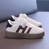 Zapatillas Retro para Niñas Primavera 2026 Nuevas Zapatillas de Cuero para Niños Zapatos Blancos para Niños y Niñas Mayores Zapatos de Entrenamiento Alemanes