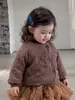 Conjunto de algodón estilo retro para bebé niña, chaqueta acolchada de lunares de otoño e invierno para niña pequeña, falda de malla tipo pastel, ropa infantil estilo coreano