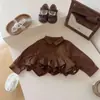 ¡Retro estilo coreano! Conjunto de dos piezas para niña con una camisa color Maillard de cuello mandarín y bajo con volantes, combinado con pantalones ligeramente acampanados