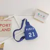 Nova bolsa infantil 2023 tendência novo menino bonito letra bolsa de peito pequena bebê passeio bolsa mensageiro porta-moedas