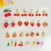 Venta directa del fabricante, al por mayor en stock, joyería de cobre dulce de 18 quilates con colgantes de frutas de fresa y cereza de esmalte de colores