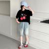 Traje de Verano para Niñas 2025 Nueva Moda Niñas Caracteres Chinos Niños Grandes Estilo Occidental Cereza Manga Corta Pantalones de Mezclilla Traje