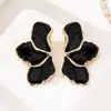 1 Par de Elegantes y Modernos Pendientes Metálicos de Tres Pétalos con Flor Negra de Goteo de Aceite para Mujer, Combinan con Todo, para Viajes Diarios