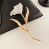 Broche de Flor Mariposa Perla, Pin de Lujo Ligero de Nicho de Gama Alta, Accesorio Elegante y Versátil para Mujer