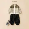 Conjunto de malha listrada para meninos, jaqueta cardigã estilo coreano, calça jogger estampada de workwear, conjunto de duas peças moderno para bebês e crianças pequenas