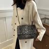 A bolsa popular super em alta deste ano com estampa de leopardo 2024 novo estilo bolsa de ombro/axila versátil bolsa quadrada pequena com alça de corrente