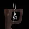 Elegante colar de cristal com um toque simples e sofisticado, colar longo com um design de nicho único e pingente de cristal branco