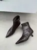 Botas de Cano Curto Brancas Bico Fino Salto Baixo Femininas 2026 Outono Novo Estilo Coreano Moda Para Usar com Saias Couro Macio Elástico Afinando Botas Salto Agulha