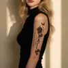 A noite é escura, as estrelas são brilhantes: Adesivo de tatuagem estilo vintage de linha de rosa preta, à prova d'água e duradouro, Adesivo de braço com frase curta em inglês