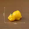 Cerdo Pequeño Lindo Patito Trasero de Pato Clip Sosteniendo Señal Figura Muñeca Casa de Muñecas DIY Accesorios de Decoración Montado en Coche Escritorio Pequeño Adorno
