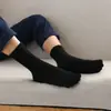 Meias de cinco dedos masculinas espessadas de cano médio meias masculinas meias de dedo do pé quentes absorventes de suor cor sólida meias masculinas meias de dedo do pé atacado