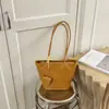 Bolsa de Padrão Trançado de Nicho Feminina 2026 Nova de Verão High-End Light Luxury Bolsa de Ombro Único Sob o Braço Bolsa de Balde para o Dia a Dia