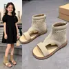 Sandalias Romanas de Tanga para Niñas 2026 Verano Nuevas Planas Estilo Vacaciones Sandalias de Punta Abierta Botas de Moda Versátiles para Uso al Aire Libre