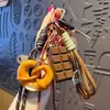Llavero colgante de cuerda de pan de lejía estilo miu creativo, lindo adorno para llavero de bolsa de pareja, regalo pequeño