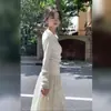 Camiseta de punto de manga larga off-shoulder con cuello de solapa blanca 2025 primavera y otoño nuevo diseño de ropa para mujer top de deseo puro