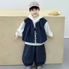 Conjunto de Roupas de Outono para Meninos 2026 Primavera e Outono Novo Estilo Estilo Coreano Fashionável Estiloso Moletom Colete Conjunto de Três Peças Roupas da Moda