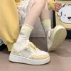Otoño 2026 Nuevos Zapatos de Lona Transpirables de Malla Frescos Lindos con Estampado KT Estilo Coreano Estilo Académico Suela Suave Zapatos Deportivos