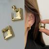 Pendientes de metal con diseño de nicho europeo y americano, con diseño geométrico cuadrado para mujer, con hebilla en la oreja, para desplazamientos diarios y viento frío.