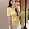Camiseta de punto con bordado de manga corta para mujer, nuevo estilo verano 2025, estilo coreano de alta gama, hombro normal, top holgado y versátil