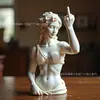 Estatua Transfronteriza de la Diosa Venus de Nueva Viena con Actitud Adorno de Dedo Medio Artesanía de Resina