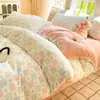 Nuevo juego de ropa de cama de cuatro piezas de grado A para 2026, seguro para bebés, con forro de felpa, engrosado, de terciopelo de leche y suave, cálido, con un estampado fresco y ligero para uso doméstico