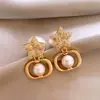 Brincos de Laço com Pérolas Banhados a Ouro Real Estilo Francês, Brincos de Tarraxa Exquisitos de Luxo Leve Inspirados em Chanel, Brincos Versáteis da Moda Atacado