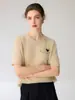 Suéter de cashmere 100% puro com mangas curtas para mulheres, gola redonda, bordado com um pequeno design de cordeiro, um tricô leve e de caimento solto perfeito para o verão, versátil como camada base