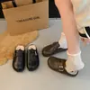 Pantuflas de algodón para mujer para exteriores con hebilla, Zapatos slip-on de cuero de suela gruesa 2026, Medias pantuflas de felpa de otoño al por mayor