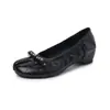 Versión de piel de oveja de zapatos de mujer para aumentar la altura con puntera dividida tipo pezuña de cerdo, remaches y lazo, zapatos Mary Jane para mujer, bailarinas de corte bajo fruncidas