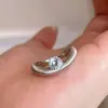 Pequeño libro rojo explosiones anillo de estrella cepillado anillo femenino 2025 método antiguo plata destello fino anillo de diamante galaxia una generación de cabello