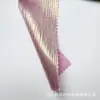 Tela satinada arrugada con estampado dorado integral, suave y con buena caída, con un efecto crepé brillante, adecuada para decoración de vestidos de moda y trajes de escenario.