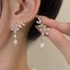 Aretes de Temperamento Hoja Flor Perla 2024 Nuevos de Moda para Mujer Joyería Ligera de Lujo para la Oreja Aretes de Otoño e Invierno para Mujer