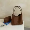 Bolsa de ombro feminina tecida vintage de grande capacidade transfronteiriça, novo modelo 2026, bolsa de ombro simples da moda estilo coreano para o dia a dia