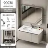 Gabinete de banheiro integrado com armário para pia, pia de cerâmica e design de parede para uma configuração completa de banheiro