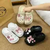 Moda 2025 Rojo Cuadros Abanico Gato Kt Lindo Versátil Accesorios DIY Charms Desmontables para Zapatos para Niñas