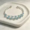 Pulseira de Cristal Zircônia Azul Brilhante Super Glamorosa com Contas Vazadas, Toque de Luxo Leve de Alta Qualidade, Pulseira Cruzada de Nicho