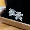 Aretes de Flor de Goteo Estilo Francés Aguja de Plata, Simples y Lujosos, Aretes de Alta Gama con Diseño de Nicho, Exquisitos y Versátiles Accesorios para Orejas para Mujeres