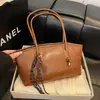 Bolso Retro de Alta Apariencia y Gran Capacidad para Mujer, Nuevo Bolso de Hombro para Viajes de Otoño e Invierno 2025, Bolso de Mano